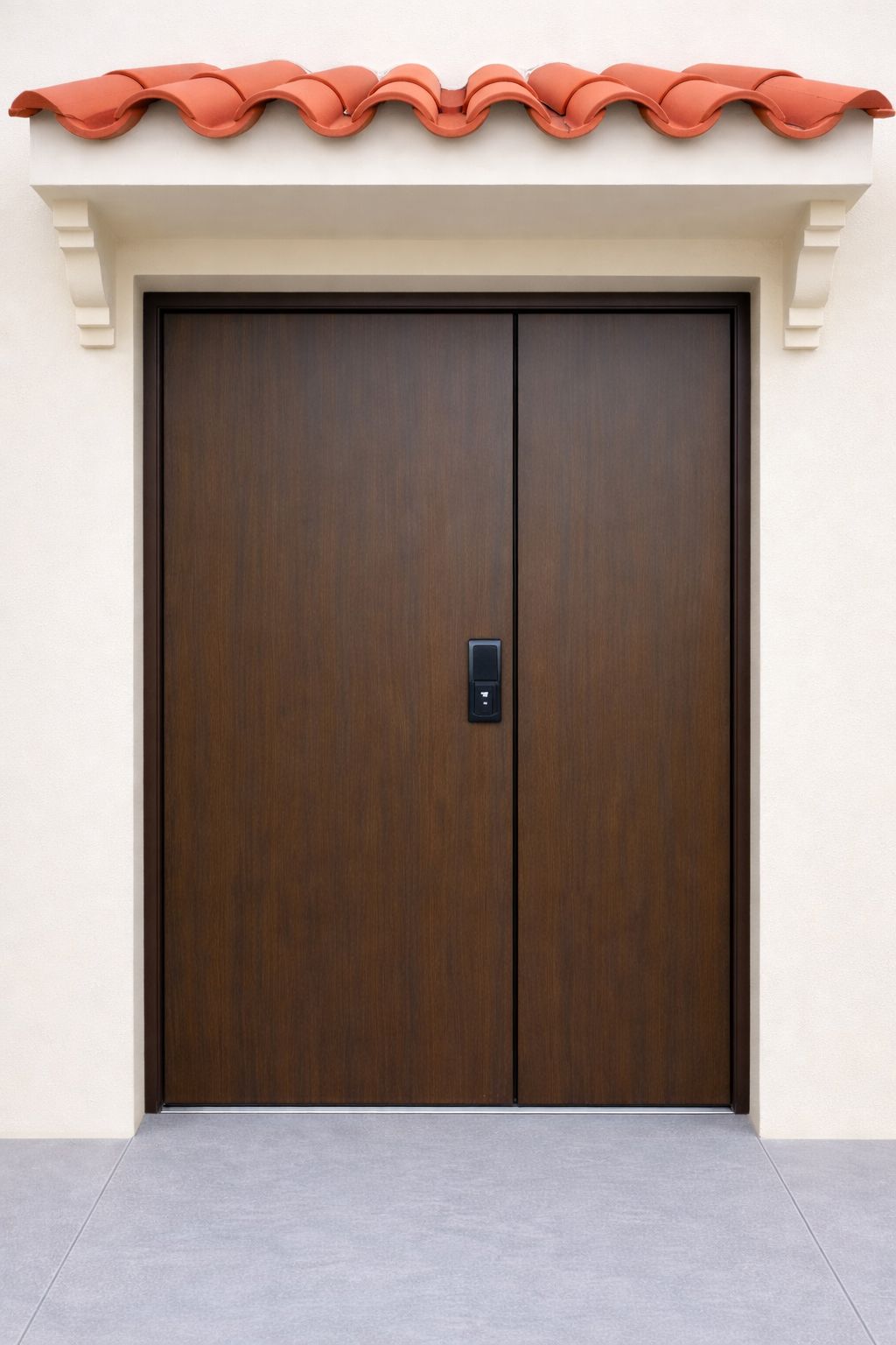 Puerta doble de madera oscura