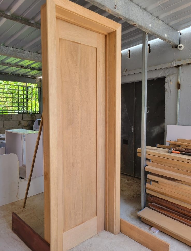 Puerta de madera en taller