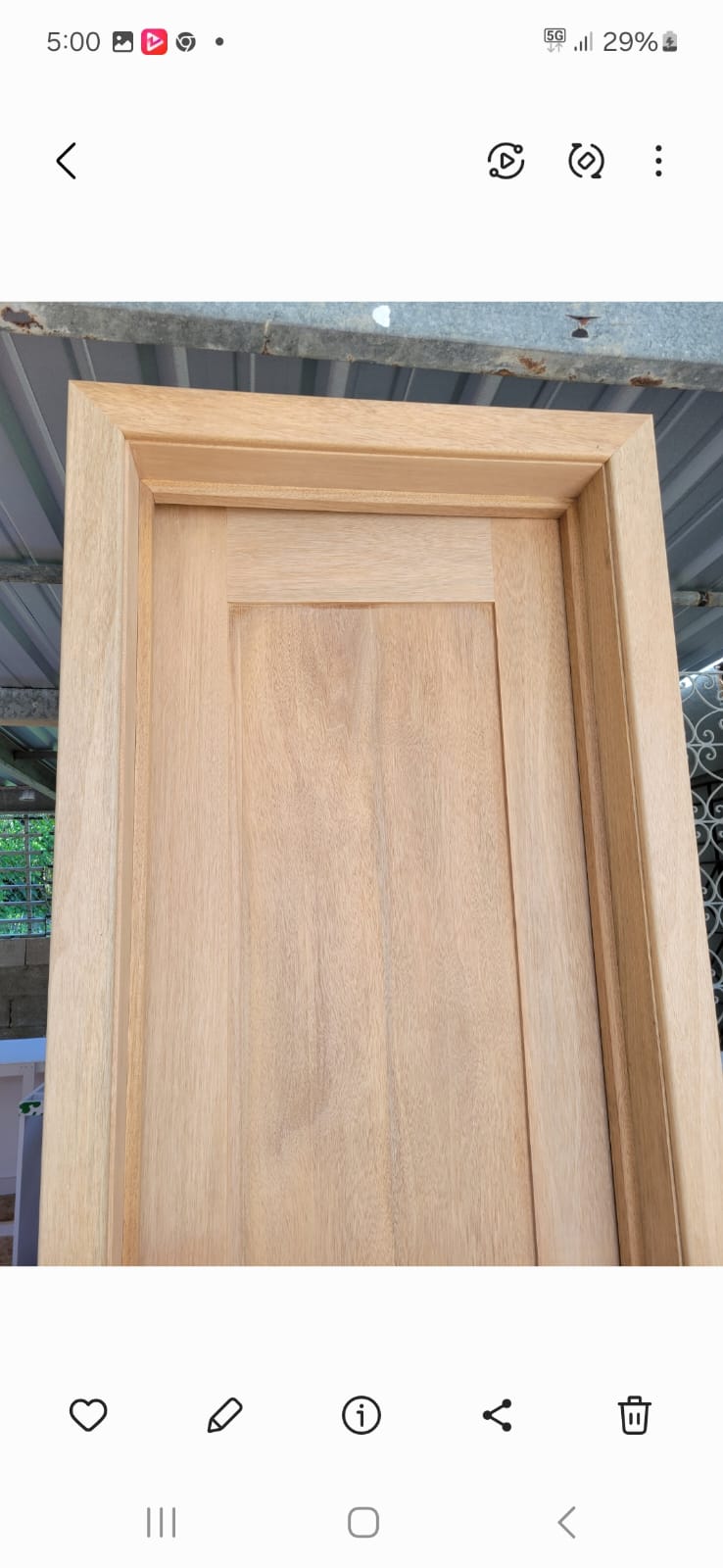 Puerta con diseño de paneles